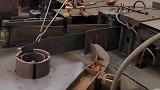钢厂的铁皮还带着温度就被卷起来了