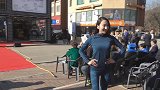 韩国美女户外走秀，个性着装，十分亮眼