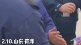 山东 老赖被带走，只因帮别人担保了几次，只是苦了妈妈……