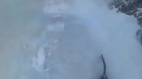 男子在风口攀爬，被雪花吹得不敢动