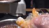 女子给男友剥虾，男友感动到手抖