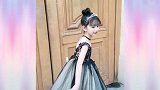 小女孩穿礼服的样子也太美了，每个pose都很到位