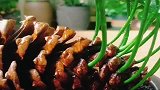 一颗松子和柚子，完美融合在一起，成为家里精美的装饰！
