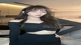 网红卡卡表演原地踏步，笑容好甜的妹子
