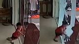 小孩在玻璃门前玩耍 一手竟将钢化玻璃推成渣