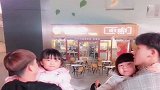 双胞胎哥哥放假回家后，妹妹就成了这样，自己从来不走路