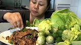 泰国少妇在家自己煎牛排吃，配上各种生蔬菜吃的贼香了