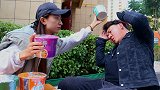 小伙买泡面没带钱，没想用手写的20元的纸结账，太逗了