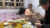 73岁儿子伺候99岁妈妈，爹妈的恩情还不够