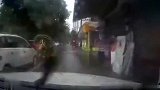 雨天路滑遇上你“碰瓷”，镜头拍下惊险的过程！