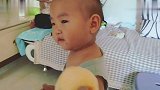 骏骏吃苹果，咬上一口就跑了，太逗了