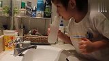 勇敢的宝宝示范如何用盐水洗鼻子对抗鼻炎,看完后心疼他一秒钟！