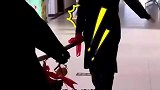 男子生病住院，朋友用甘蔗抬了一只猪头到他病房！