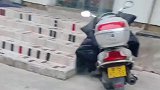 用手机铺的台阶，这也太土豪了吧