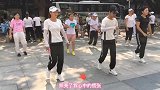 广场鬼步舞《面对疾风吧》，帅哥美女们跳得真带劲，越跳越开心