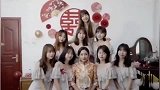 新娘伴娘合影，床被坐塌，网友姐妹齐心两千斤