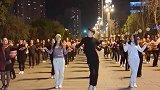 90后小伙混成广场舞王子，天一黑就带大姐姐们舞动青春