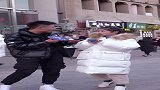 男孩街头撩小姐姐，不料被反撩，莫名觉得好甜是怎么回事
