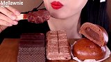 阿斯姆雷希的巧克力冰淇淋、蛋糕、华夫饼，吃起来真好看