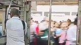 印度地铁，既不关门也不停车，要上车就看谁命硬