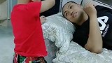 萌娃本想偷袭老爸，不料反坑了自己，网友长点心吧！