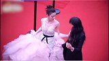 神仙友谊！欧阳娜娜帮宋祖儿提裙子，互相帮对方整理服饰太有爱