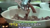 大韩民国细细品味章鱼，不愧是美食家，哈尼尝一口表示味道好极了