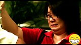 肚子上做防护恶搞路人，拿着棒球棍打