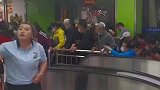 超市开业价格比较便宜，大爷大妈逆行上电梯进入超市