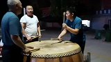 三个女人一台戏，三个男人一场鼓，大夏天不嫌热继续练鼓！