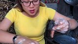 姑娘这背景和这盘鱿鱼不太对应，应该住在豪宅里吃鱿鱼才对啊