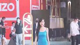 在三里屯邂逅的美女，好身材在风中很明显！