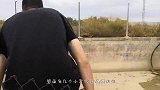 废弃蓄水池传出异响，男子走近一看，立马跳了下去！