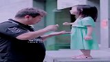 这个小女孩火了，爸爸表演魔术，接下来小萝莉的反应萌翻了！