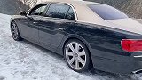 宾利的全时四驱，遇上积雪路面，车主干急上不去！