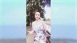 美女爱上了自拍，风吹过的样子真好看