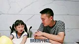 妈妈问爸爸，和中间是什么字，女儿听完后直呼爸爸是笨蛋，搞笑