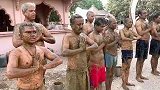 印度“牛粪浴”盛行 参与民众：这给了我正能量