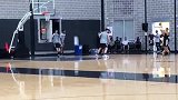 手痒了？石佛现身训练场低位背打风骚依旧