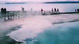 清澈的天然硫磺温泉。水温接近100℃