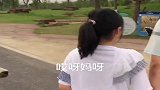 本想拍女儿去喂羊驼，结果却被拍了这一幕，差点笑喷了！
