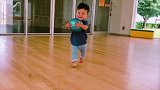 小宝宝像企鹅一样啪嗒啪嗒地走来走去，可爱的画面怎么看都不够！