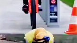 工人半夜起来：不是那人有病吧？