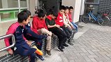 后小学生真难带，各种妖娆姿势弄得老师一头雾水