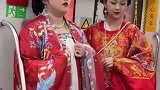 两女子身穿汉服搭乘地铁