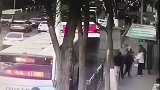 西宁城中区路面塌陷公交车坠入 伤亡不详