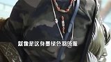 宁静红鞋吸睛坐姿潇洒不羁，机场上演“脱衣秀”，眼神逼人