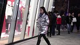 夜幕下的北京太古里很冷，这样的羽绒服受到欢迎