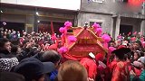 贵州一小伙用花轿接新娘回来，大伙直接围的水泄不通！