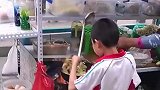 路边摊偶遇一个小孩在炒饭，瘦小的身躯娴熟的技术
